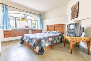 a bedroom with a bed and a tv on a table at Hospedaje Del Campanero 19 in Guanajuato
