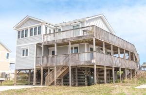 una grande casa bianca con balconi e scale in legno di Anna a Poplar Branch