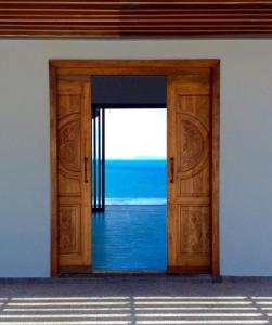 uma porta aberta com vista para o oceano em St Barth Villas em Salad Beach