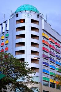 un edificio con un reloj al costado. en Purnama Hotel, en Limbang