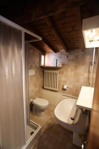 ガルダにあるWelcome Traveller MERLO NERO APARTMENTSのトイレと洗面台付きのバスルーム