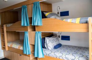 Divstāvu gulta vai divstāvu gultas numurā naktsmītnē Adventure Q2 Hostel