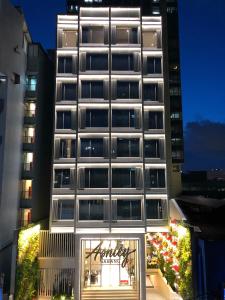 un grand bâtiment avec un magasin devant lui dans l'établissement Ashley Sabang Jakarta, à Jakarta