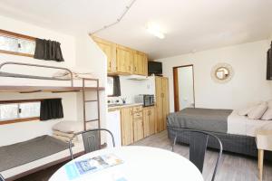 Kuchyň nebo kuchyňský kout v ubytování Moonta Bay Accommodation