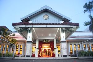 un bâtiment avec une horloge à l'avant dans l'établissement University Club (UC) Hotel UGM, à Yogyakarta