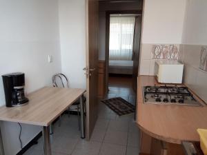 una cocina con una mesa y una estufa horno superior en Central Apartment 2, en Timisoara