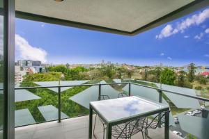 a balcony with a table and a view of the city at Vine Apartments South Brisbane in Brisbane