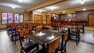 une salle à manger avec des tables et des chaises dans un restaurant dans l'établissement Best Western PLUS Vancouver Mall Drive, à Vancouver