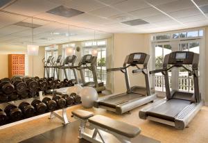 un gimnasio con varias cintas de correr y máquinas cardiovasculares en Hyatt Centric Key West Resort & Spa, en Key West