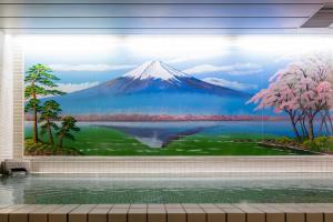 mural de una montaña en una pared de una habitación en New Tomakomai Prince Hotel NAGOMI en Tomakomai