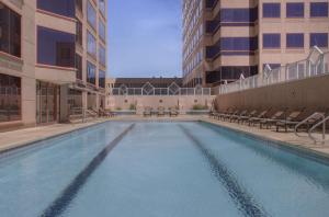una piscina en medio de un edificio en The Clyde Hotel, en Albuquerque