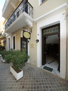 - Entrada a un edificio con balcón y puerta en Casa Veneta, en La Canea