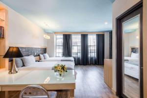 una camera d'albergo con due letti e un soggiorno di TRYP by Wyndham New York City Times Square - Midtown a New York