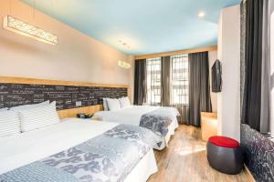 una camera d'albergo con due letti e una tv di TRYP by Wyndham New York City Times Square - Midtown a New York