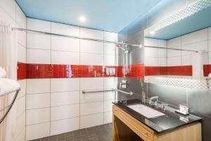 un bagno con lavandino e specchio di TRYP by Wyndham New York City Times Square - Midtown a New York