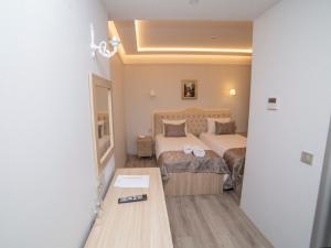 Postel nebo postele na pokoji v ubytování HHK Hotel Downtown