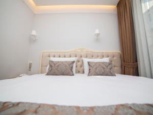 Postel nebo postele na pokoji v ubytování HHK Hotel Downtown