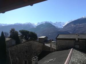 Vista generica sulle montagne o vista sulle montagne dall'interno dell'hotel