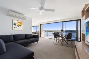 A seating area at Wharf Lodge River View Apartment
