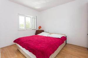 1 dormitorio con 1 cama grande con manta roja en Apartment Eleonora, en Dubrovnik