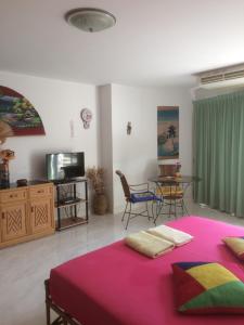 Μια τηλεόραση ή/και κέντρο ψυχαγωγίας στο B&B View Talay 1B Residence by Dao