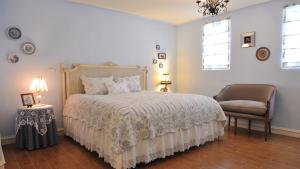 Rúm í herbergi á Fazhana Village B&B
