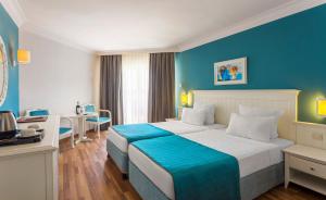 シダにあるHotel Terrace Beach Resort All Inclusiveの青い壁のホテルルーム