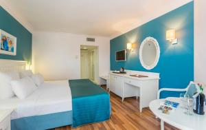 een hotelkamer met een bed en een bureau bij Hotel Terrace Beach Resort All Inclusive in Side