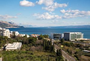 eine Luftansicht auf die Stadt und das Wasser in der Unterkunft Apartment Amalfi in Split