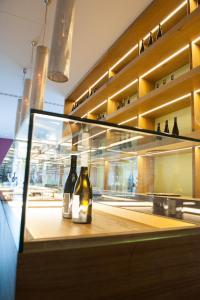 dos botellas de vino sentadas en un mostrador en un edificio en Heitlinger Hof en Tiefenbach