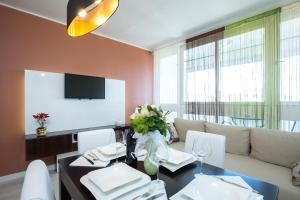 ein Wohnzimmer mit einem Tisch und einem Sofa in der Unterkunft Apartment Amalfi in Split