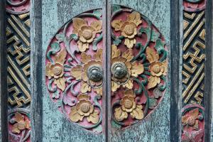 ウブドにあるLembah Sentosaの花のデザインの金属扉