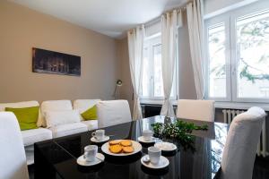 米蘭的住宿－Milanocity MICO MIART，客厅配有桌子和沙发