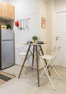A kitchen or kitchenette at Athens' Top Location Romantic & Well Decor Shining Star