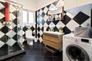 A kitchen or kitchenette at Athens' Top Location Romantic & Well Decor Shining Star