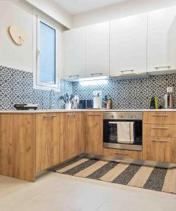 A kitchen or kitchenette at Athens' Top Location Romantic & Well Decor Shining Star