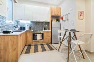 A kitchen or kitchenette at Athens' Top Location Romantic & Well Decor Shining Star