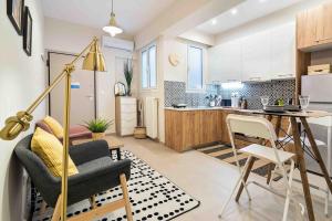 A kitchen or kitchenette at Athens' Top Location Romantic & Well Decor Shining Star