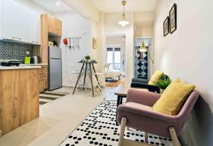 A kitchen or kitchenette at Athens' Top Location Romantic & Well Decor Shining Star