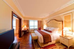 Una cama o camas en una habitación de Warwick Doha