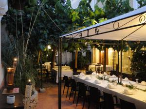 Restaurant o un lloc per menjar a Hotel Restaurant Llansola