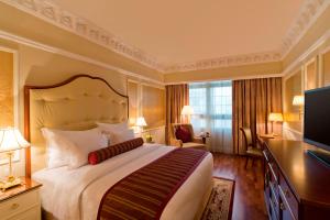 Una cama o camas en una habitación de Warwick Doha