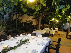 Restaurace v ubytování Hotel Restaurant Llansola