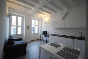 Virtuvė arba virtuvėlė apgyvendinimo įstaigoje Piazza Trento 11