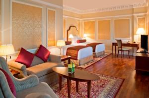 Una cama o camas en una habitación de Warwick Doha