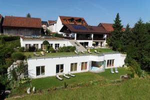 una vista aérea de una gran casa blanca en Zedernhof Gesundheits- & Wellnesshotel en Stamsried