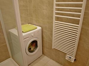 a washer and dryer in a small bathroom at Matteotti in Sanremo