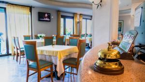una sala da pranzo con tavolo e sedie di Hotel Smeraldo a Lazise