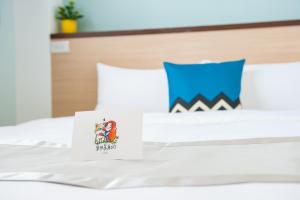 Postel nebo postele na pokoji v ubytování D.C. Inn