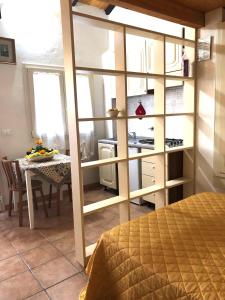 ビッボーナにあるTenuta De Fanti Agriturismoのベッド1台、テーブル、キッチンが備わる客室です。